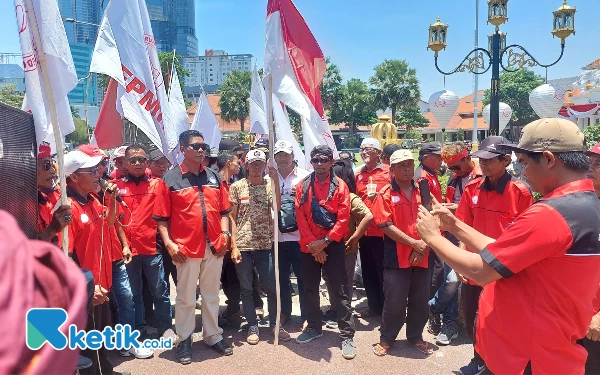 Thumbnail Desak Pembangunan Saluran Air FPMN Gelar Aksi Demo di Gedung Negara Grahadi