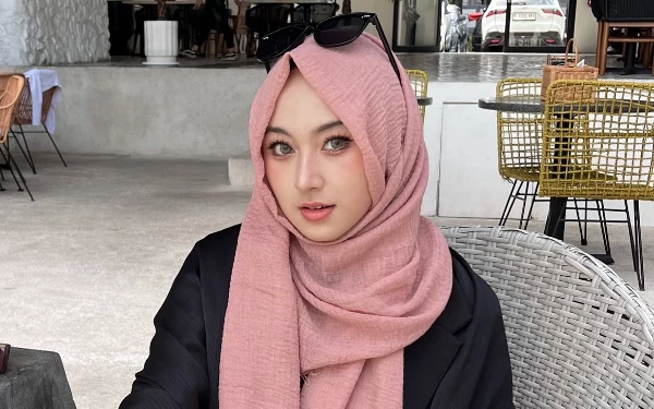 Thumbnail Berita - Pradeina Nabila, Seniman dan Model yang Mantab Berhijab