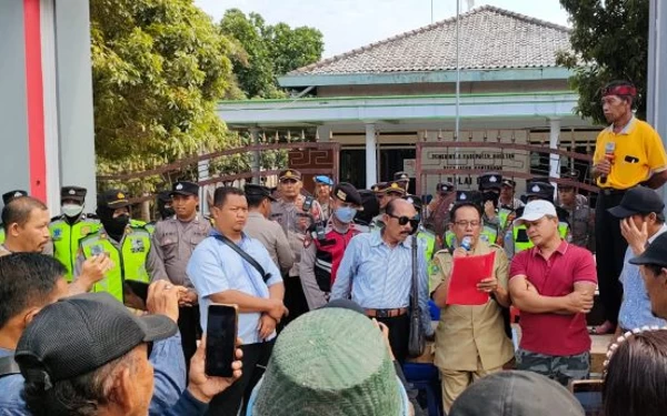 Thumbnail Berita - Polres Magetan Terjunkan Polwan Amankan Demo Tuntut Modin Desa Pojok Diberhentikan