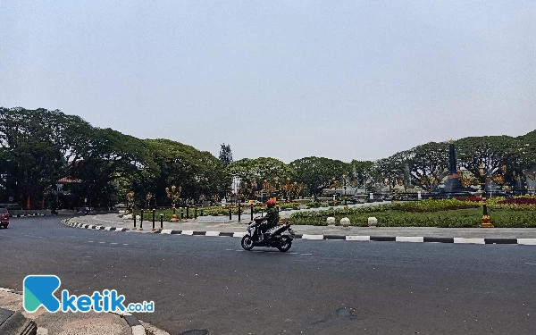 Thumbnail Berita - Diserbu Pengunjung, Dishub Kota Malang Segera Pasang Zebra Cross di Alun-Alun Tugu