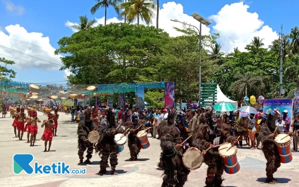 Thumbnail Group Suling Tambur dari Distrik Misool Timur Kab.Raja Ampat saat memasuki garis finis di area Pantai WTC, Kota Waisai, Raja Ampat, Kamis (19/10/2023). Kehadiran group yang kenakan pakaian tradisional Suku Matbat Misool ini sekilas menyita perhatian penonton yang ada di area Pantai WTC. (Foto: Abhie/Ketik.co.id)