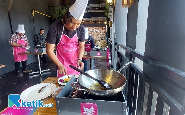 Thumbnail Rayakan Anniversary ke-7 FaveHotel Rungkut Ajak Awak Media Memasak Steak