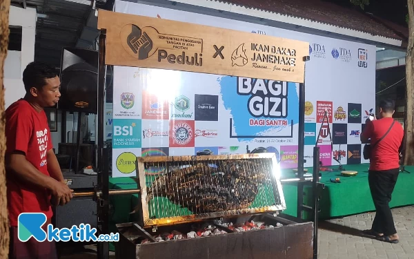 Thumbnail Komunitas TDA Bagikan Ikan Bakar Kuah Santan untuk 1200 Santri di Pacitan