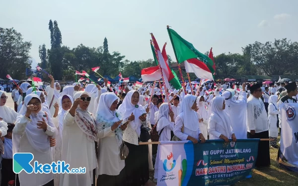 Thumbnail Apel Hari Santri 2023 Digelar, Ribuan Santri Padati Alun-Alun Pacitan