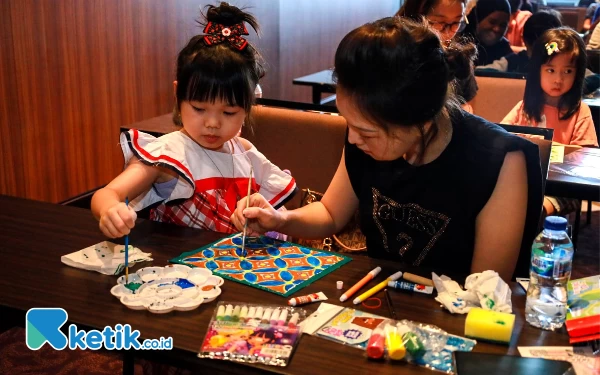 Thumbnail Peringati Hari Batik, Ajak Anak-Anak Mewarnai Batik di Hotel