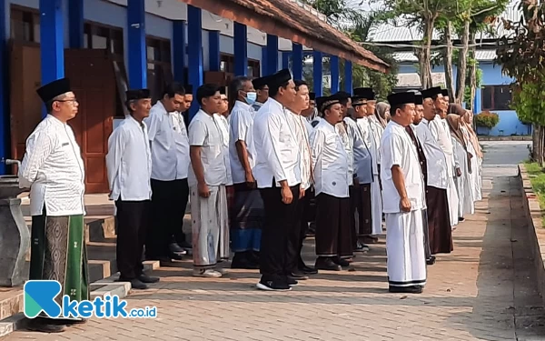 Thumbnail Hari Santri Nasional, Guru dan Karyawan SMKN 2 Tulungagung Gunakan Pakaian Khas Pesantren