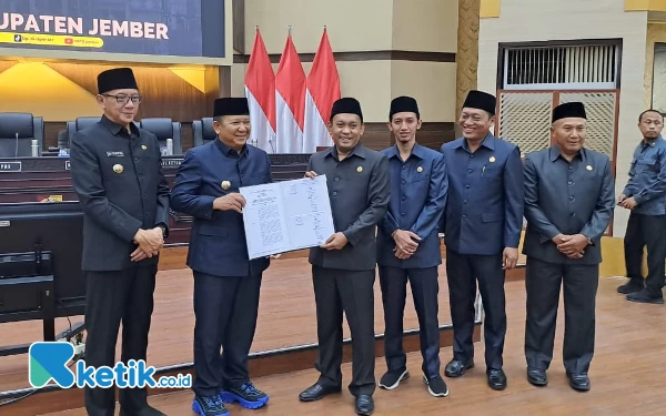 Thumbnail Berita - Bupati dan DPRD Jember Setujui Perda Pajak dan Retribusi Daerah, Targetkan Meningkat 10 Persen