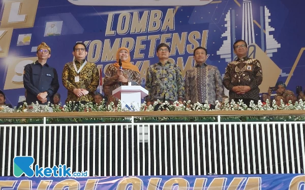 Thumbnail Berita - Buka LKS 2023,  Khofifah Berharap Siswa SMK Bisa Jadi Juragan