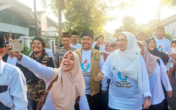 Thumbnail Peringati Hari Santri Nasional, Pj Bupati Lumajang Lepas Jalan Santai Sarungan