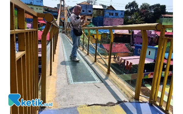 Hati-hati! Jembatan Kaca Kampung Warna-Warni di Malang Retak, Segera Ditutup Sementara