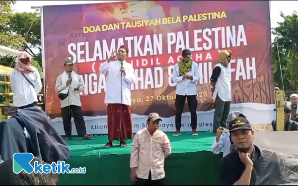 Thumbnail Berita - Aksi Solidaritas untuk Palestina, Ratusan Massa Gelar Unjuk Rasa di Grahadi