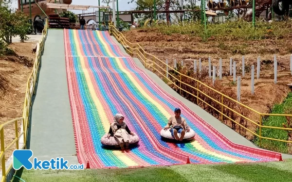 Thumbnail Serunya Seluncuran di Rainbow Slide Baloga Kota Batu