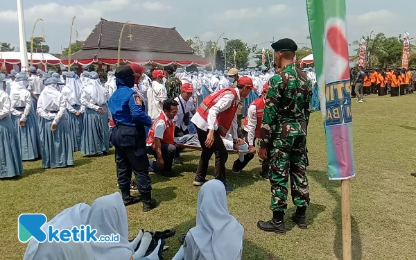 Thumbnail 100 Lebih Peserta Upacara Pingsan, Pemkab Blitar Kurang Persiapan