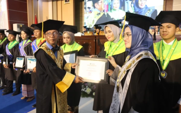 Thumbnail Wisuda Universita PGRI Madiun 2023, Rektor: Cetaklah Lapangan Kerja, Jangan Mencari Kerja