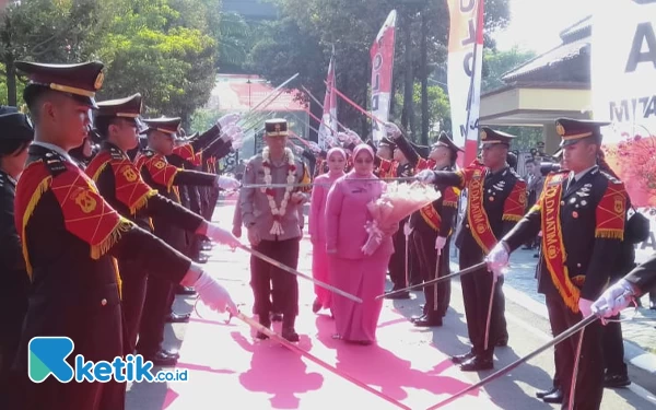 Thumbnail Berita - Tarian Khas Jatim hingga Tradisi Pedang Pora Sambut Kapolda Jatim Baru Irjen Imam Sugianto