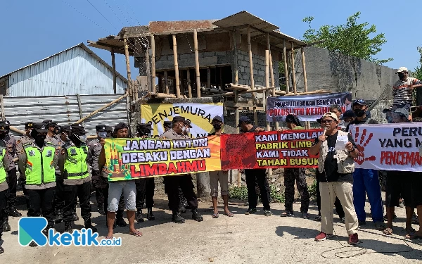 Timbulkan Bau Tak Sedap dan Cemari Sumber Air, Warga Demo Usaha Penjemuran Kotoran Ayam