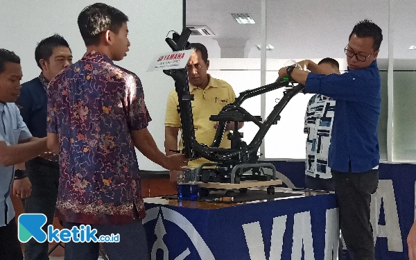 Thumbnail Berita - Yamaha Buktikan Kekuatan dan Daya Tahan Rangka Motor Buatannya