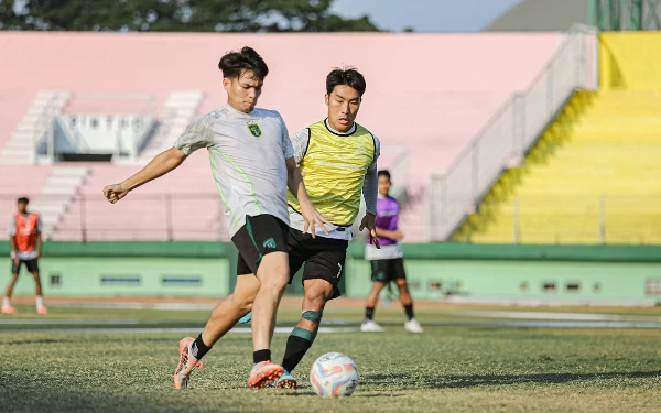 Uston Nawawi Benahi Mental dan Fisik Pemain Persebaya