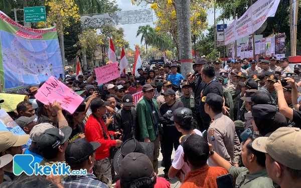 Thumbnail Berita - Tuntut Pengelolaan Hutan, Ratusan Petani Demo di Kantor Perhutani Blitar