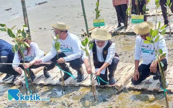 Thumbnail Wujudkan Zero Net Emission 2060, Gubernur Khofifah Tanam 10 Ribu Mangrove di Romokalisari