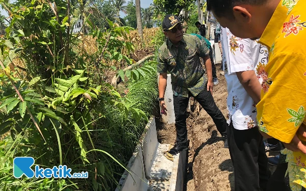 Thumbnail Berita - Pastikan Pengerjaan Sesuai, Pj Bupati Tinjau Langsung Pembangunan Drainase di 2 Titik