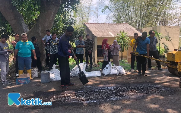 Thumbnail Tanpa Pemberitahuan, Pj Bupati Bondowoso 'Sidak' Jalan Berlubang di Pasar Pujer