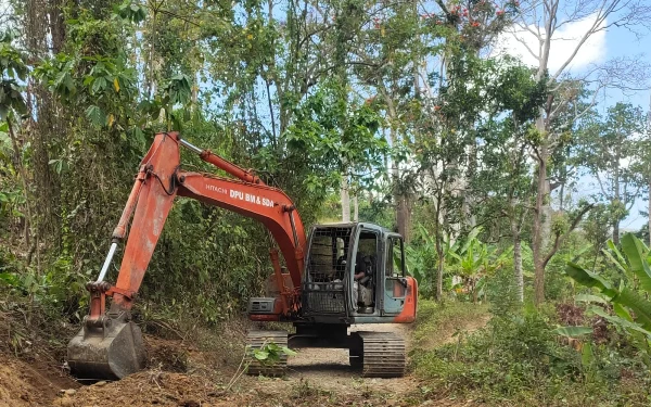 Jalan Menuju Pantai Bandealit Jember Mulai Diperbaiki