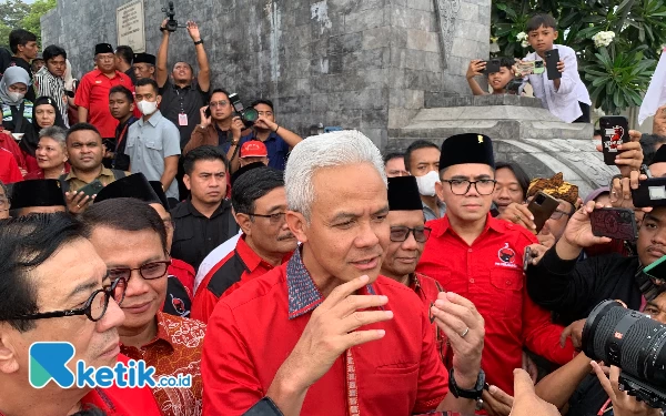 Thumbnail Ganjar dan Mahfud Ziarah ke Makam Bung Karno