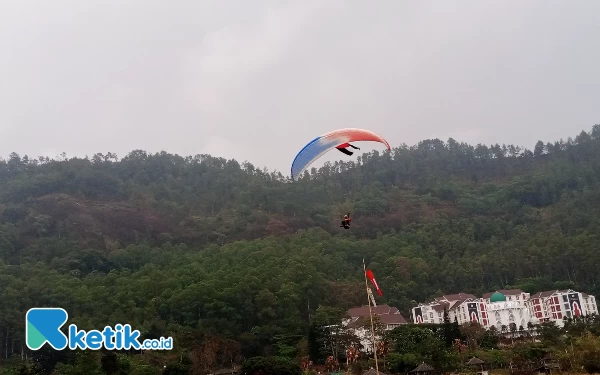 Bentuk Kepedulian, Ridwan Asnan Kibarkan Bendera Palestina di Langit Kota Batu