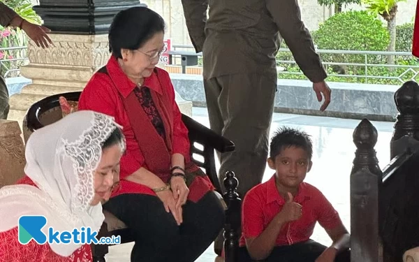 Megawati  'Antar' Ganjar dan Mahfud MD Ziarah ke Makam Bung Karno