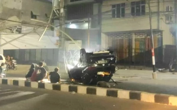 Thumbnail Ngantuk, Expander Tabrak Pembatas Jalan hingga Terbalik di A Yani Surabaya