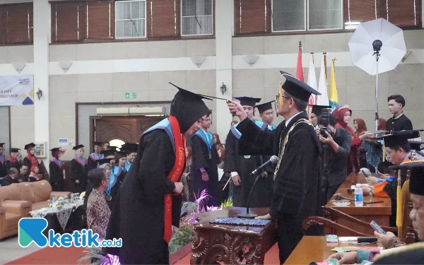 Thumbnail Kukuhkan 417 Wisudawan, Ini Pesan Rektor Universitas PGRI Ronggolawe