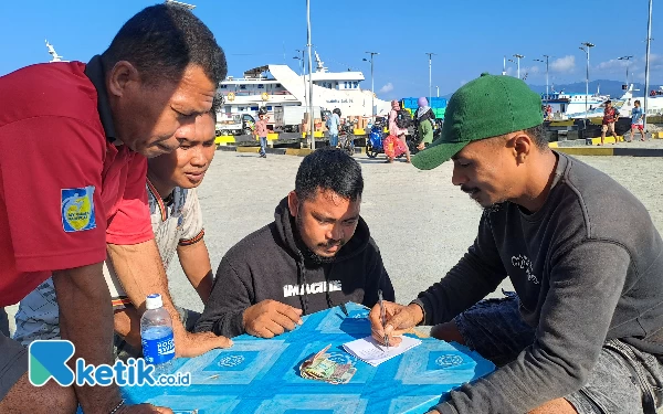 Thumbnail Mengharukan, Buruh Pelabuhan di Halsel Patungan Biayai Pengobatan Anak Buruh Penderita Pembengkakan Limpa