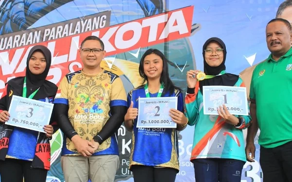 Thumbnail Hebat! Atlet Paralayang Kota Batu Borong 7 Juara dalam Kejuaraan Paralayang Wali Kota Cup