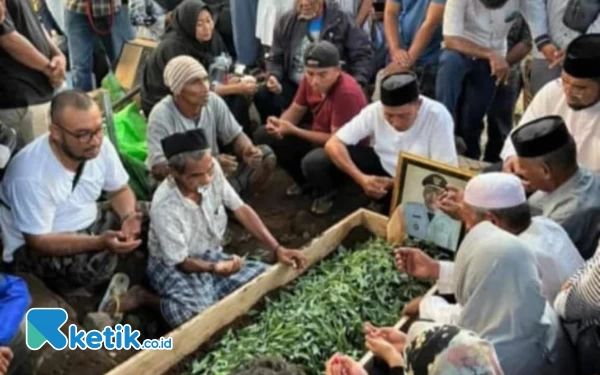 Thumbnail Menerka Sosok Kakek Tua yang Berdoa di Samping Makam Bupati Usman Sidik