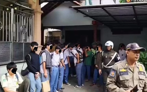 Bolos di Jam Sekolah, 20 Pelajar SMA-SMK di Kota Madiun Terjaring Razia, Satpol PP Ultimatum Pemilik Warung