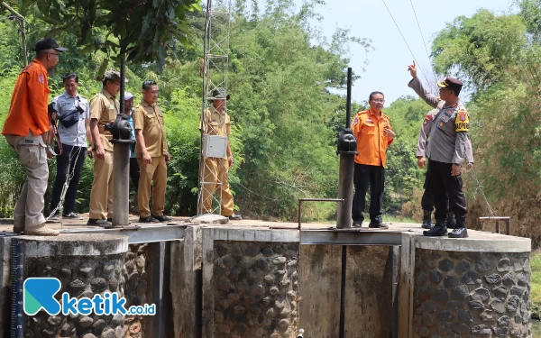 Thumbnail Polres dan BPBD Kota Probolinggo Kompak Cek EWS di 5 Pintu Air