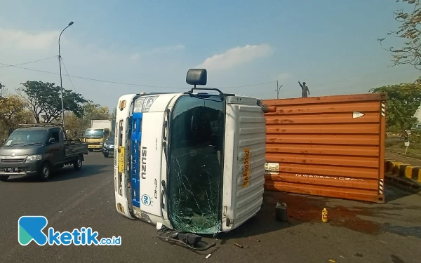 Thumbnail Sopir Ngantuk, Truk Kontainer Terguling di Tol Perak Surabaya