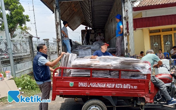 Thumbnail Kotak Suara sedang diturunkan dari Truk kemudian diangkut menuju gudang KPU Kota Batu. (Foto: Sholeh/ketik.co.id)