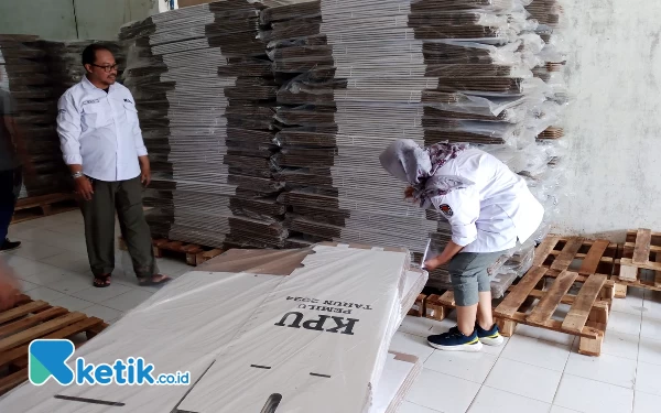 Thumbnail Petugas KPU Kota Batu menghitung dan mengecek kondisi surat suara yang baru saja datang di KPU Kota Batu. (Foto: Sholeh/ketik.co.id)