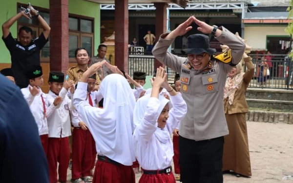 Thumbnail Cegah Bullying di Sekolah, Kapolres Ponorogo Ajak Guru-Orang Tua Tanamkan Jiwa Persatuan Sejak Dini