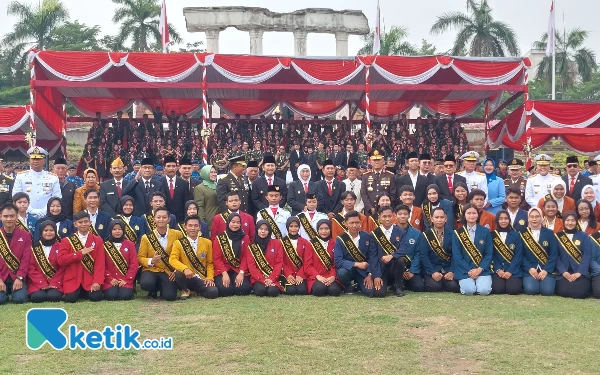 Thumbnail Gubernur Khofifah bersama sejumlah pejabat forkopimda berfoto bersama usai upacara.(Foto: Husni Habib/Ketik.co.id)