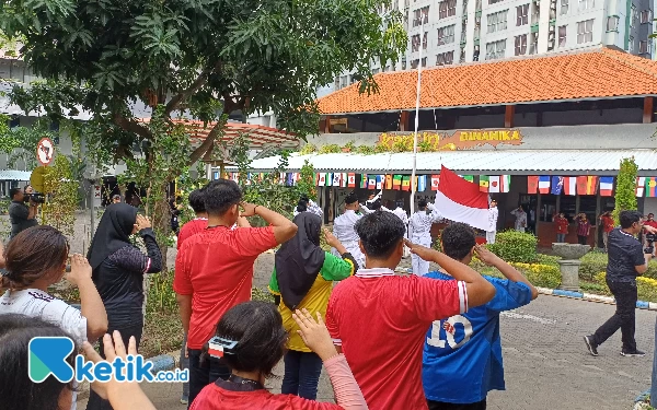 Thumbnail Peringati Hari Pahlawan, Mahasiswa dan Pegawai Undika Surabaya Gelar Upacara Kenakan Kaos Timnas