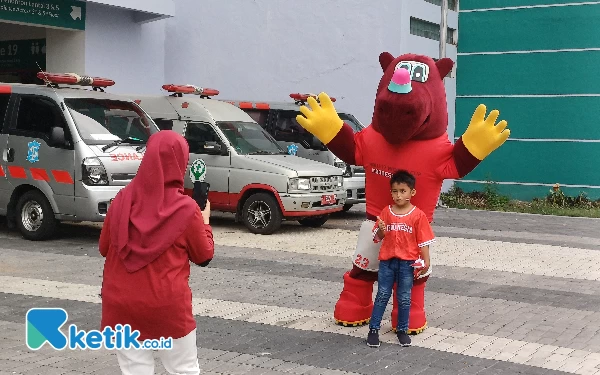 Thumbnail Berita - Bacuya Maskot Piala Dunia U-17 Indonesia Laris Manis Diajak Swafoto