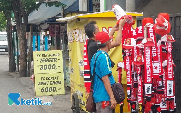 Pedagang Musiman Penuhi Jalan Akses ke GBT