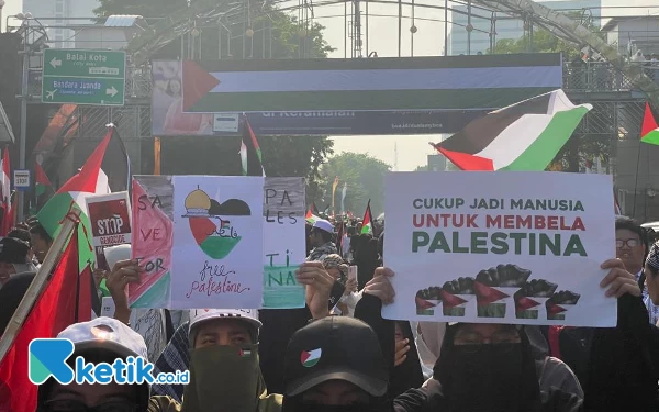 Thumbnail Para ukhti membawa pesan-pesan untuk menyuarakan kebebasan Palestina. (Foto: Shinta Miranda/Ketik.co.id)