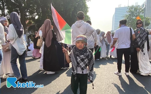 Thumbnail Potret anak yang antuasias mengikuti Aksi Super Damai di Surabaya. (Foto: Shinta Miranda/Ketik.co.id)