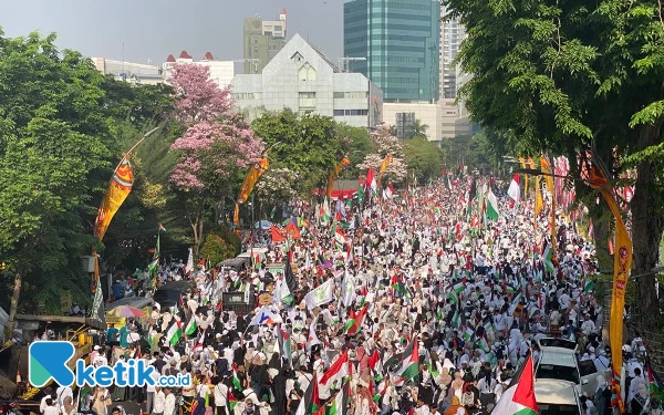 Thumbnail Jalan Gubernur Suryo dipenuhi dengan Aksi Bela Palestina. (Foto: Shinta Miranda/Ketik.co.id)