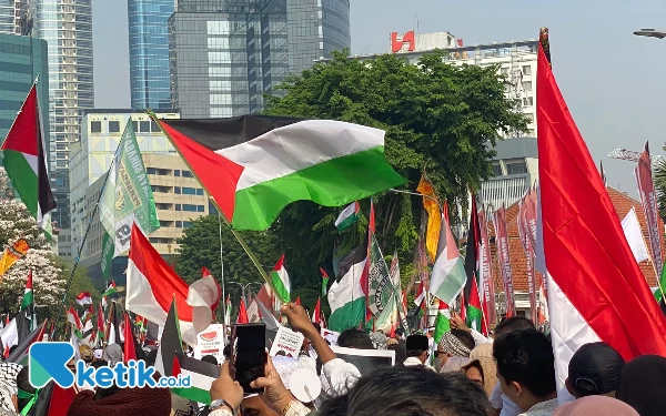 Thumbnail Masyarakat Surabaya yang mengikuti Aksi Super Damai terus bertakbir untuk Palestina sembari mengibarkan bendera Palestina. (Foto: Shinta Miranda/Ketik.co.id)