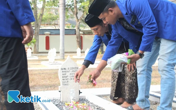 Thumbnail Tabur Bunga di Atas Makam Tidak Bid'ah, Simak Alasannya